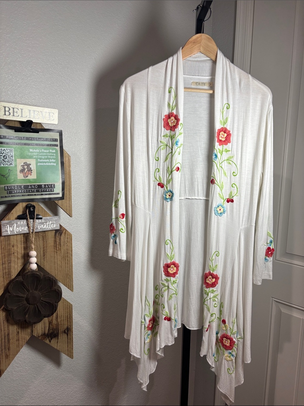 White Embroidered Floral Open-Front Tunic
Viscose/ 5%Spandex Sz M  SOFT🌼🦋